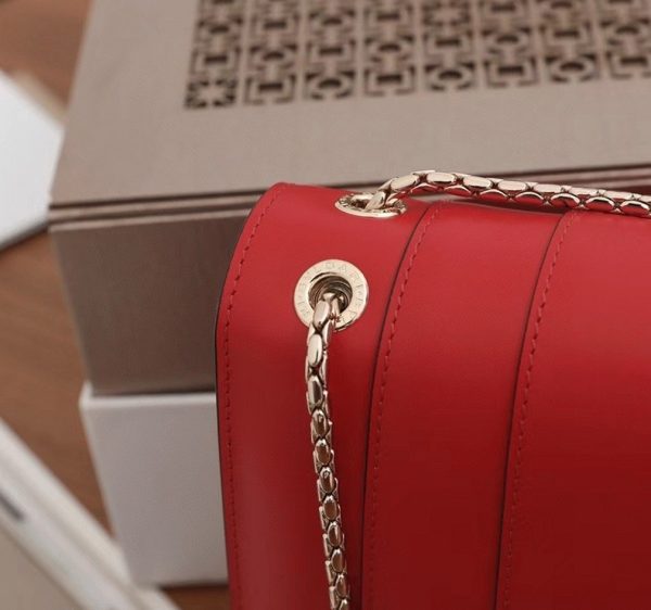 Grand sac à bandoulière Bvlgari Serpenti Forever en cuir de veau rouge – Image 6