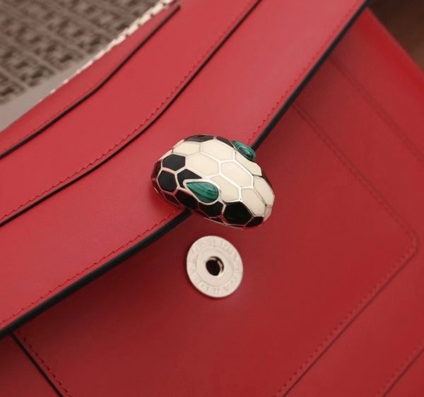 Grand sac à bandoulière Bvlgari Serpenti Forever en cuir de veau rouge – Image 5