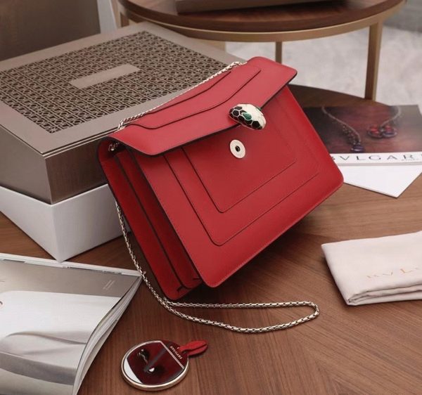 Grand sac à bandoulière Bvlgari Serpenti Forever en cuir de veau rouge – Image 3