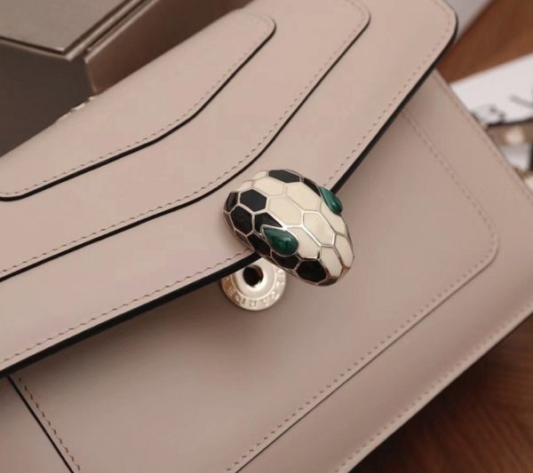 Petit sac bandoulière Bvlgari Serpenti Forever en cuir de veau beige – Image 8