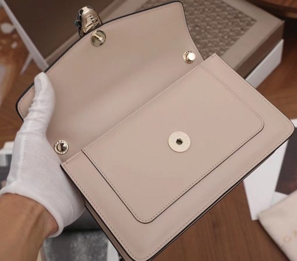 Petit sac bandoulière Bvlgari Serpenti Forever en cuir de veau beige – Image 7