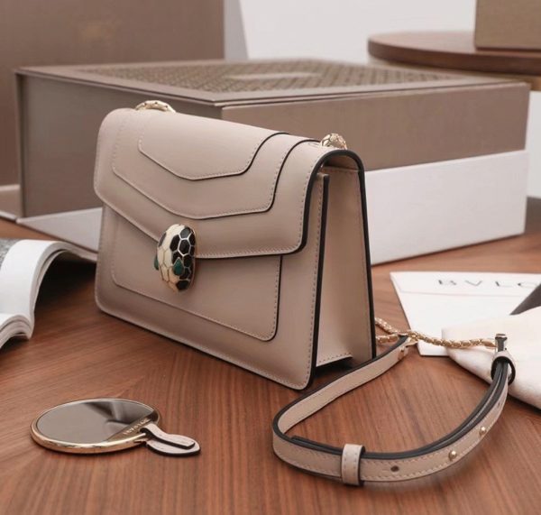 Petit sac bandoulière Bvlgari Serpenti Forever en cuir de veau beige – Image 10