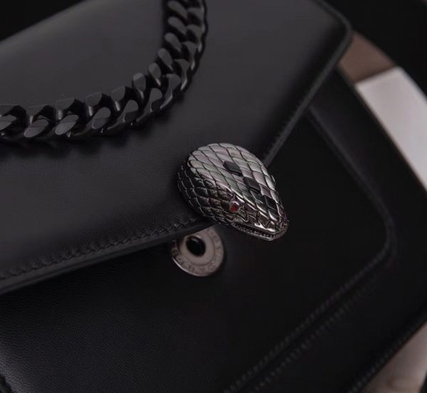 Sac bandoulière moyen Bvlgari Serpenti Forever avec chaîne noir – Image 9