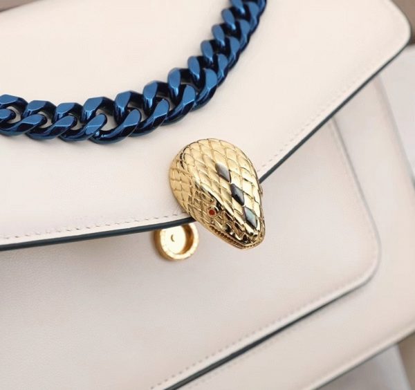 Sac bandoulière moyen Bvlgari Serpenti Forever avec chaîne blanc – Image 10