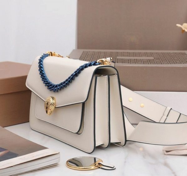Sac bandoulière moyen Bvlgari Serpenti Forever avec chaîne blanc – Image 4