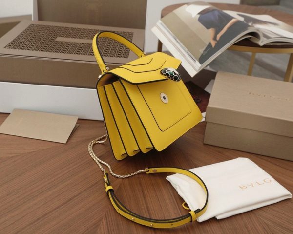Petit sac Bvlgari Serpenti Forever en cuir de veau jaune – Image 10