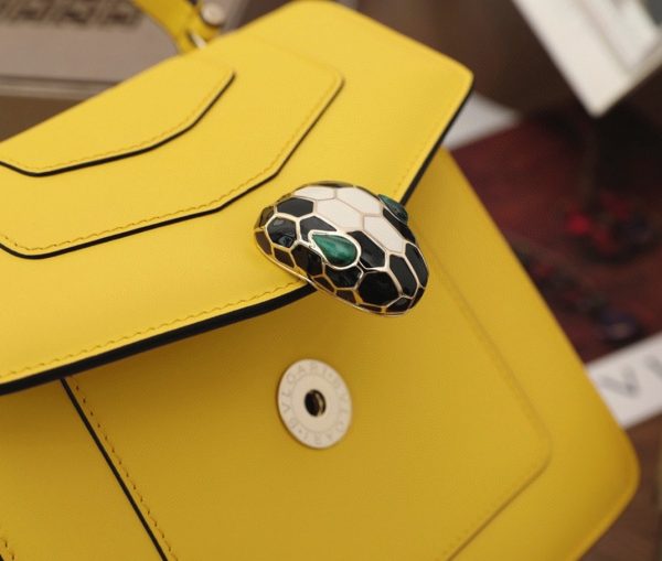 Petit sac Bvlgari Serpenti Forever en cuir de veau jaune – Image 9