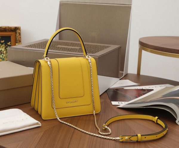 Petit sac Bvlgari Serpenti Forever en cuir de veau jaune – Image 4
