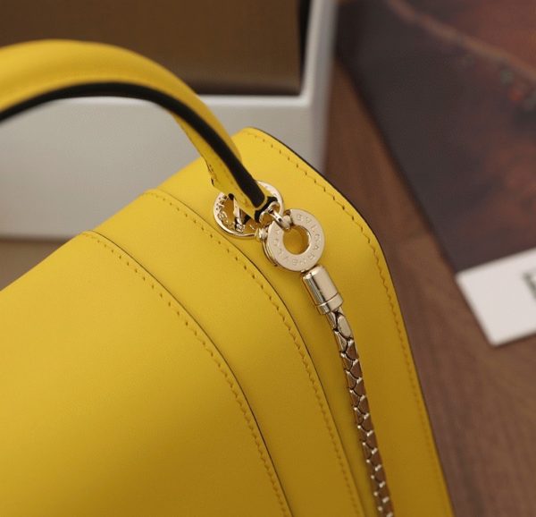 Petit sac Bvlgari Serpenti Forever en cuir de veau jaune – Image 3