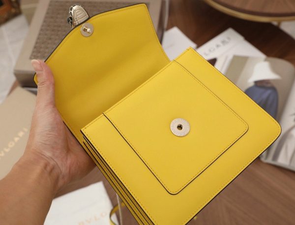 Petit sac Bvlgari Serpenti Forever en cuir de veau jaune – Image 2