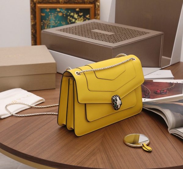 Sac à bandoulière moyen Bvlgari Serpenti Forever en cuir de veau jaune – Image 8