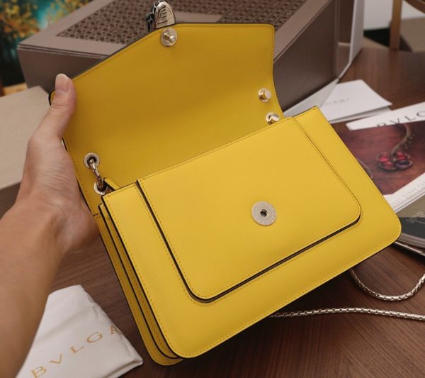 Sac à bandoulière moyen Bvlgari Serpenti Forever en cuir de veau jaune – Image 7