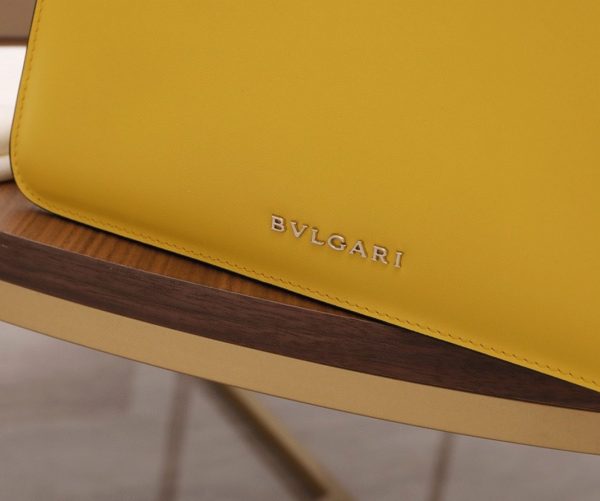 Sac à bandoulière moyen Bvlgari Serpenti Forever en cuir de veau jaune – Image 6