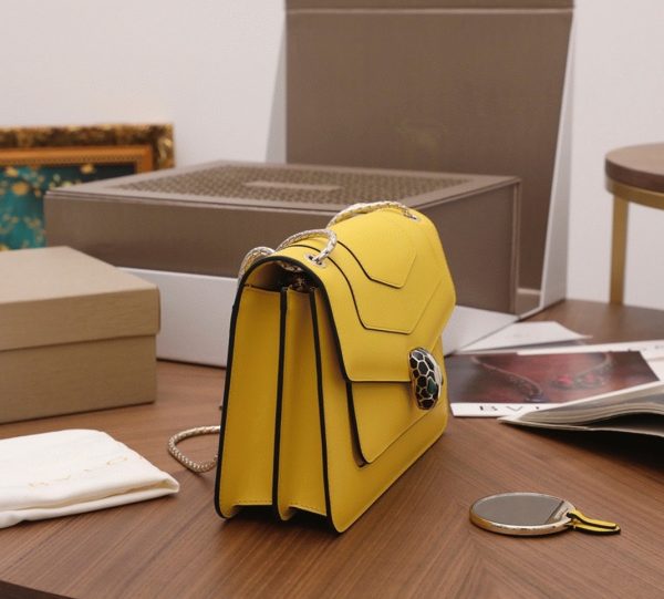 Sac à bandoulière moyen Bvlgari Serpenti Forever en cuir de veau jaune – Image 5
