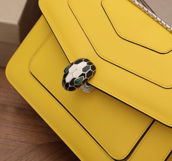 Sac à bandoulière moyen Bvlgari Serpenti Forever en cuir de veau jaune – Image 4