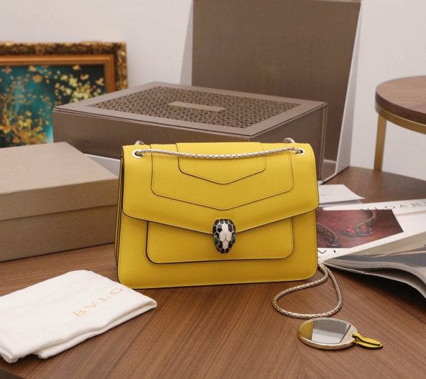 Sac à bandoulière moyen Bvlgari Serpenti Forever en cuir de veau jaune – Image 3
