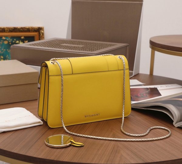 Sac à bandoulière moyen Bvlgari Serpenti Forever en cuir de veau jaune – Image 2