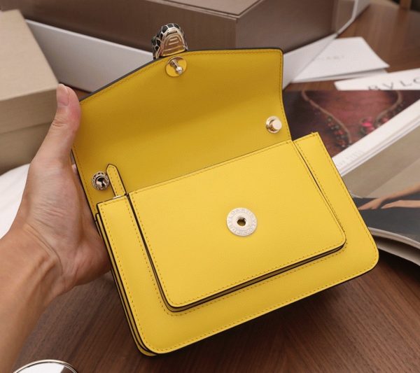 Petit sac bandoulière Bvlgari Serpenti Forever en cuir de veau jaune – Image 9