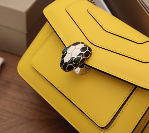Petit sac bandoulière Bvlgari Serpenti Forever en cuir de veau jaune – Image 7