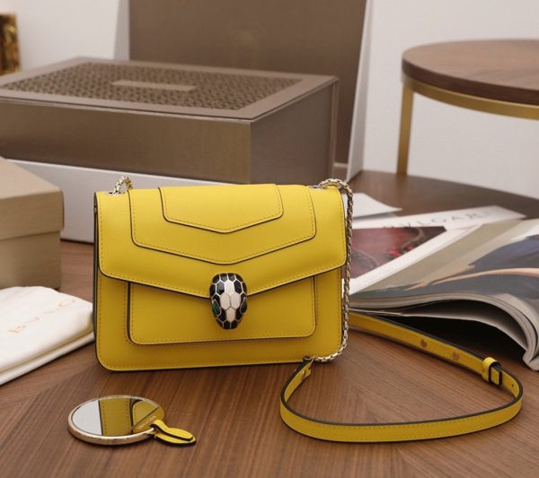 Petit sac bandoulière Bvlgari Serpenti Forever en cuir de veau jaune – Image 5