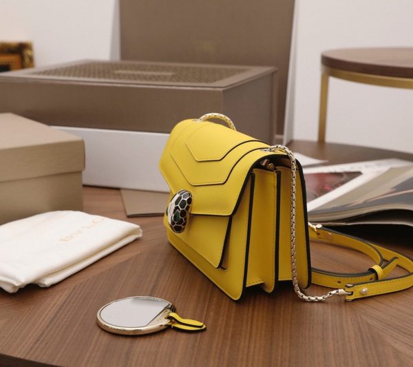 Petit sac bandoulière Bvlgari Serpenti Forever en cuir de veau jaune – Image 4