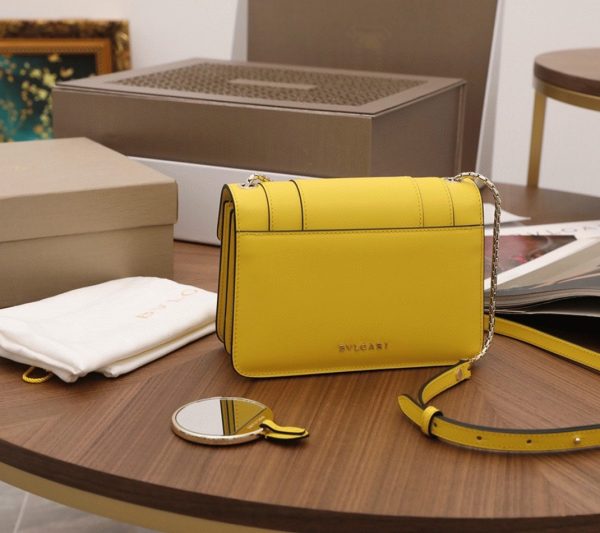 Petit sac bandoulière Bvlgari Serpenti Forever en cuir de veau jaune – Image 3