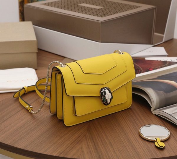 Petit sac bandoulière Bvlgari Serpenti Forever en cuir de veau jaune – Image 2