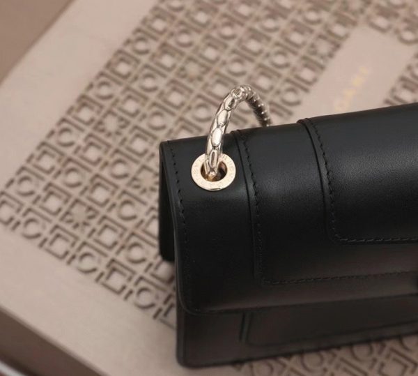 Petit sac bandoulière Bvlgari Serpenti Forever en cuir de veau noir – Image 4