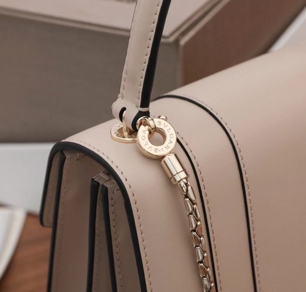 Petit sac Bvlgari Serpenti Forever en cuir de veau beige – Image 9