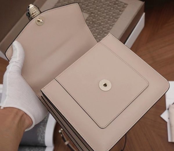 Petit sac Bvlgari Serpenti Forever en cuir de veau beige – Image 8