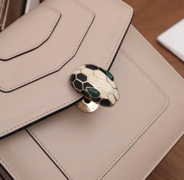 Petit sac Bvlgari Serpenti Forever en cuir de veau beige – Image 7