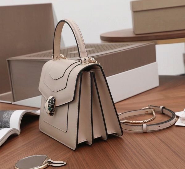 Petit sac Bvlgari Serpenti Forever en cuir de veau beige – Image 4
