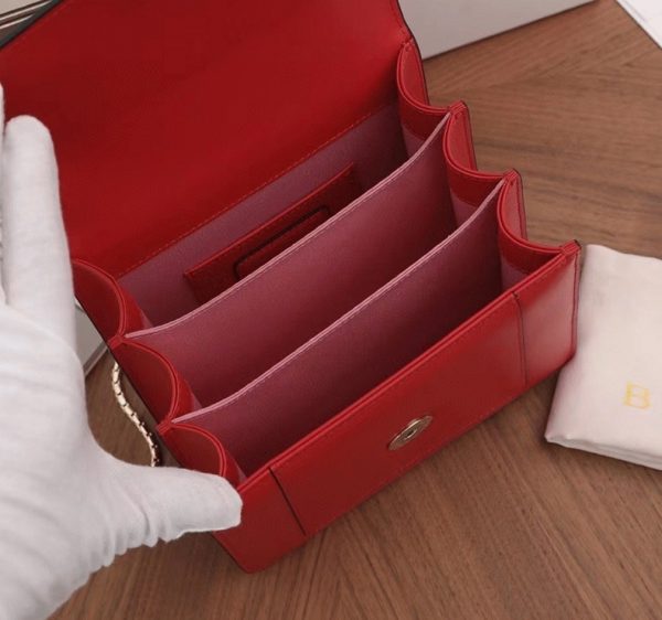 Petit sac Bvlgari Serpenti Forever en cuir de veau rouge – Image 9