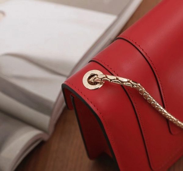 Petit sac bandoulière Bvlgari Serpenti Forever en cuir de veau rouge – Image 9