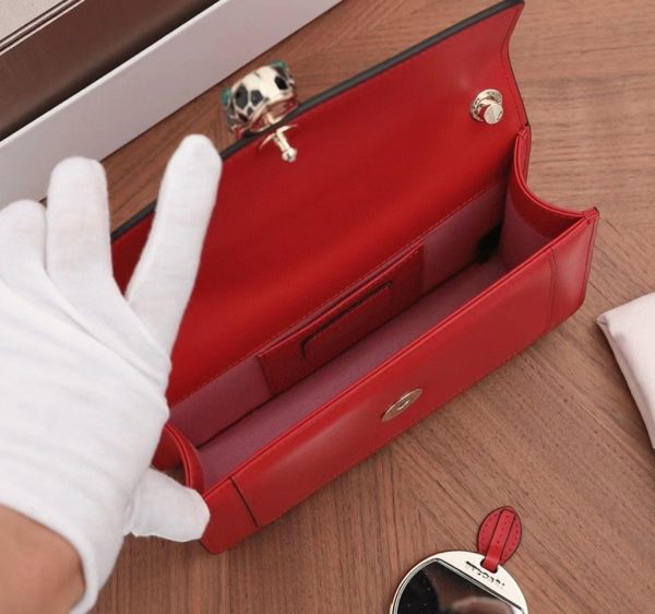 Petit sac bandoulière Bvlgari Serpenti Forever en cuir de veau rouge – Image 8