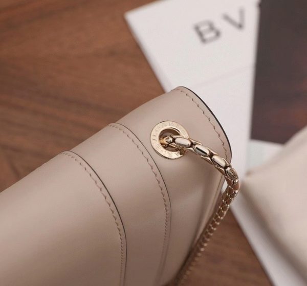 Petit sac bandoulière Bvlgari Serpenti Forever en cuir beige – Image 8