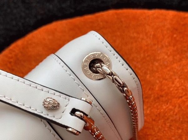 Petit sac bandoulière Bvlgari Serpenti Forever en cuir de veau blanc – Image 7