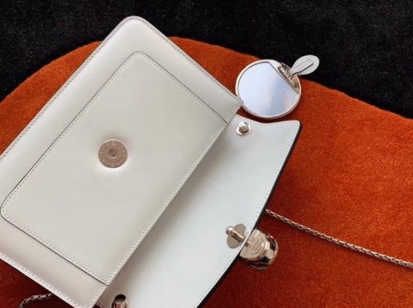 Petit sac bandoulière Bvlgari Serpenti Forever en cuir de veau blanc – Image 6
