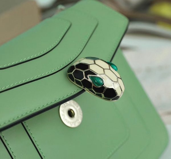 Petit sac bandoulière Bvlgari Serpenti Forever en cuir menthe – Image 3