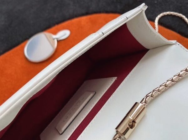 Petit sac bandoulière Bvlgari Serpenti Forever en cuir blanc – Image 7