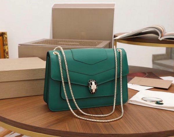 Sac à bandoulière moyen Bvlgari Serpenti Forever en cuir de veau vert – Image 9