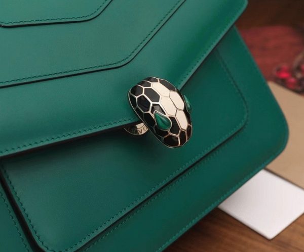 Sac à bandoulière moyen Bvlgari Serpenti Forever en cuir de veau vert – Image 8