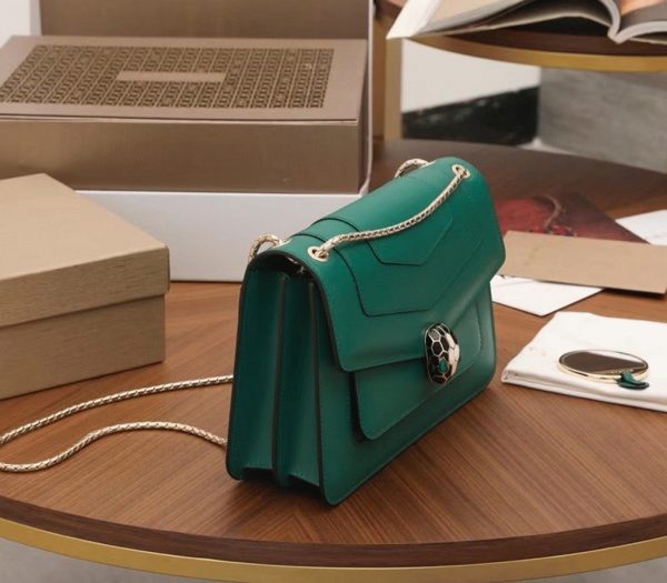 Sac à bandoulière moyen Bvlgari Serpenti Forever en cuir de veau vert – Image 7