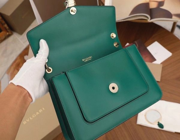 Sac à bandoulière moyen Bvlgari Serpenti Forever en cuir de veau vert – Image 6