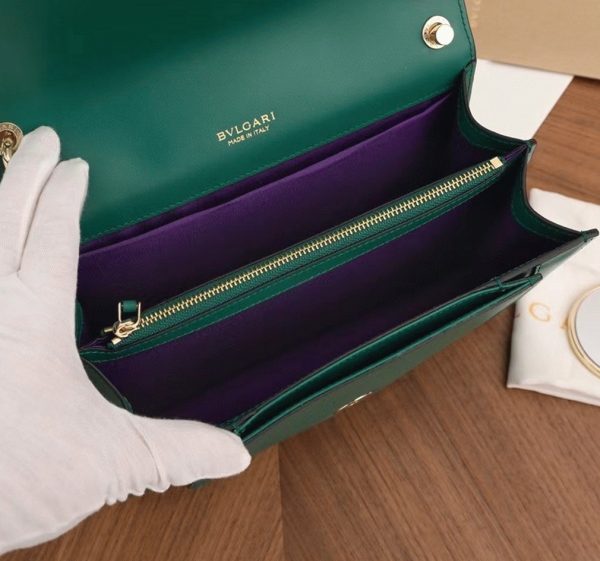 Sac à bandoulière moyen Bvlgari Serpenti Forever en cuir de veau vert – Image 5