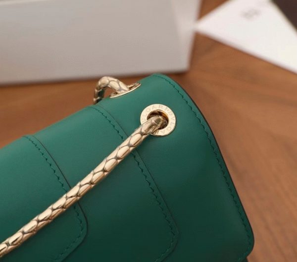 Sac à bandoulière moyen Bvlgari Serpenti Forever en cuir de veau vert – Image 4