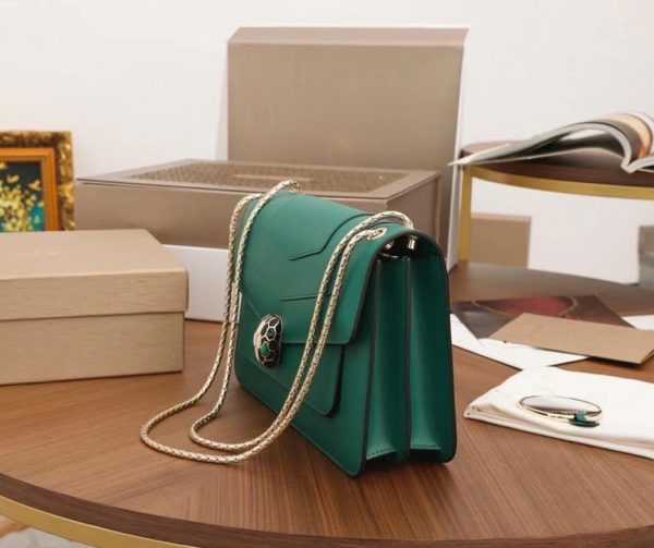 Sac à bandoulière moyen Bvlgari Serpenti Forever en cuir de veau vert – Image 3