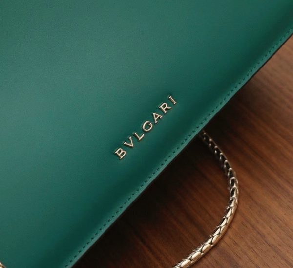 Sac à bandoulière moyen Bvlgari Serpenti Forever en cuir de veau vert – Image 2