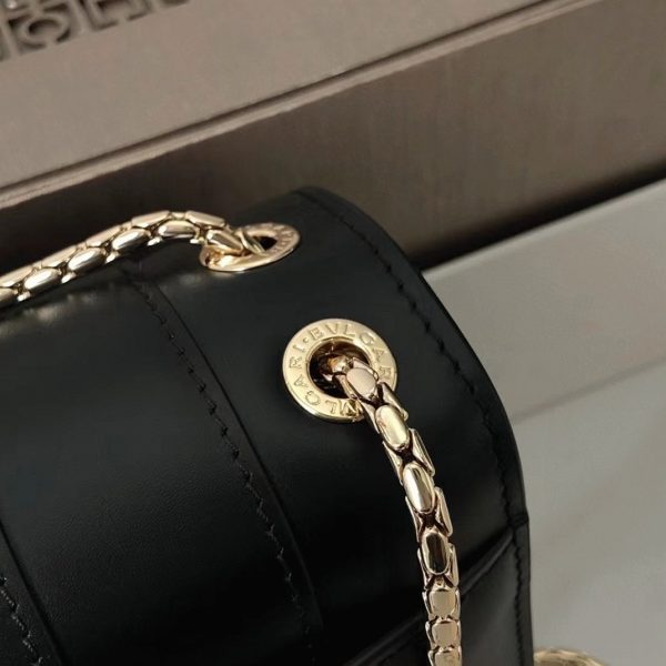 Sac à bandoulière moyen Bvlgari Serpenti Forever en cuir de veau noir – Image 4