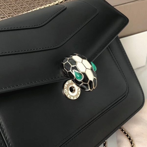 Sac à bandoulière moyen Bvlgari Serpenti Forever en cuir de veau noir – Image 2